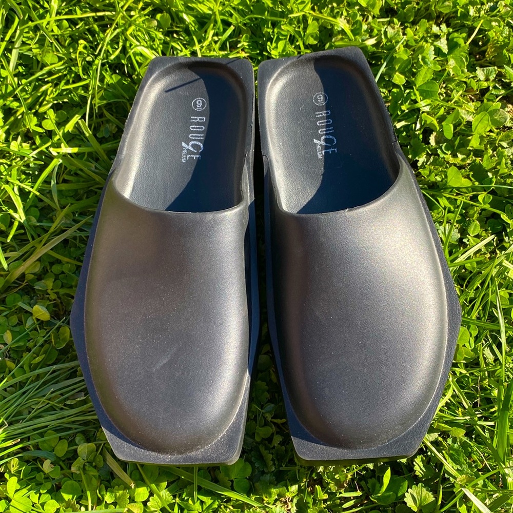 Rogue, helium, black slip on size 9